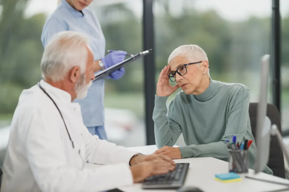 Doctora atendiendo a un paciente en el consultorio de una clínica