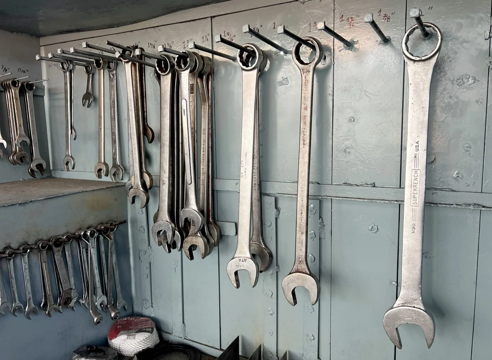Pasillo de una ferretería con herramientas y materiales ordenados
